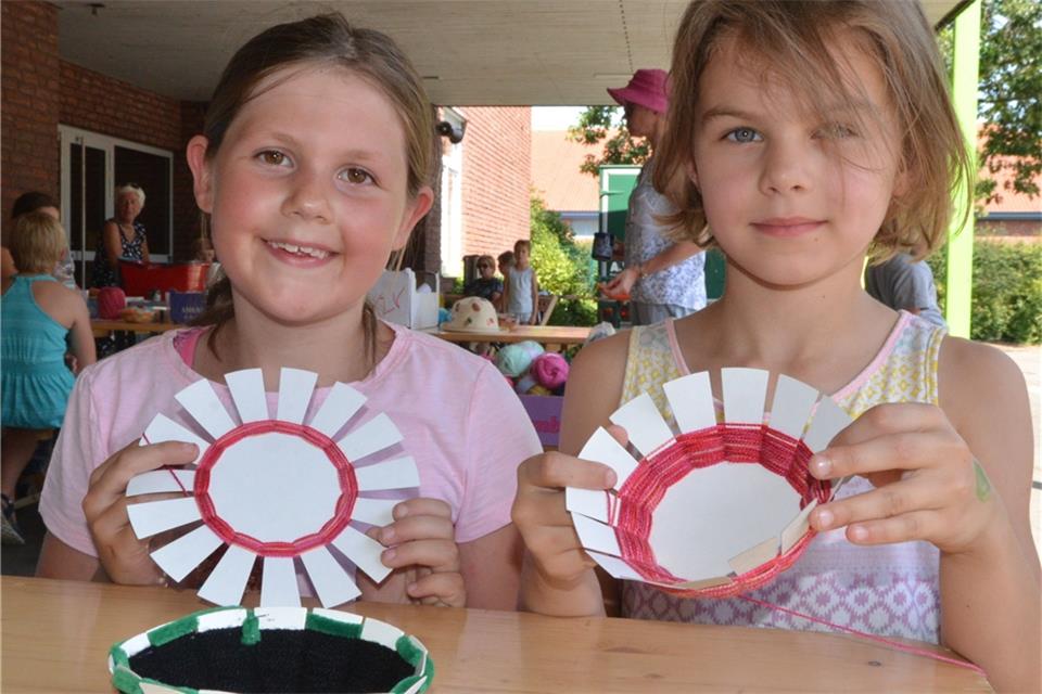 Johanna (rechts) und Sarah hatten Spaß und ließen ihrer Kreativität freuen lauf und webten ein buntes Körbchen.