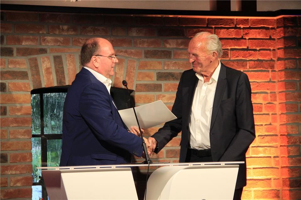 Johannes Böckenhoff (r.) ist von Carsten Waldhelm mit der goldenen Ehrennadel des Genossenschaftsverbands ausgezeichnet worden.