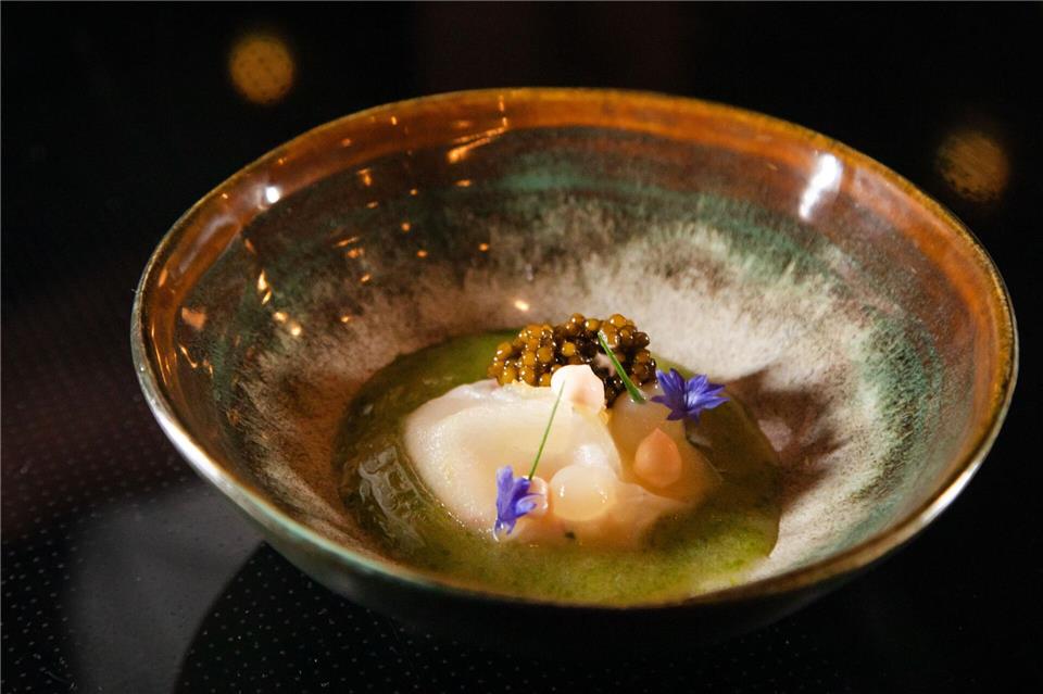 Johannes Gehrich serviert zu seiner Schneekrabben-Kreation eine Staudensellerie-Vinaigrette.Christin Klose/dpa-tmn