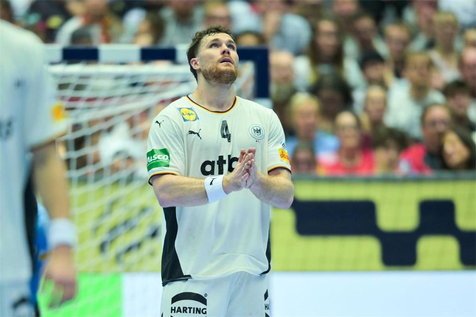 Johannes Golla, Kapitän der Nationalmannschaft, will in Melsungen seine Erfahrung einbringen (Archivbild).Sina Schuldt/dpa