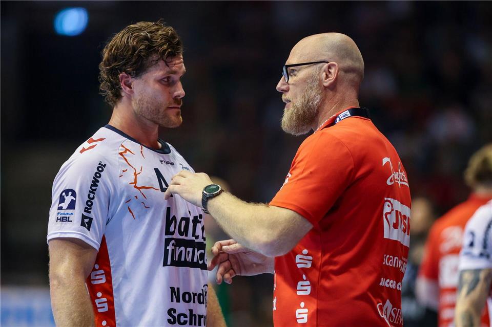 Johannes Golla (l) und Flensburgs Trainer Ales Pajovic bei einer Besprechung. (Archivbild)Jan Woitas/dpa
