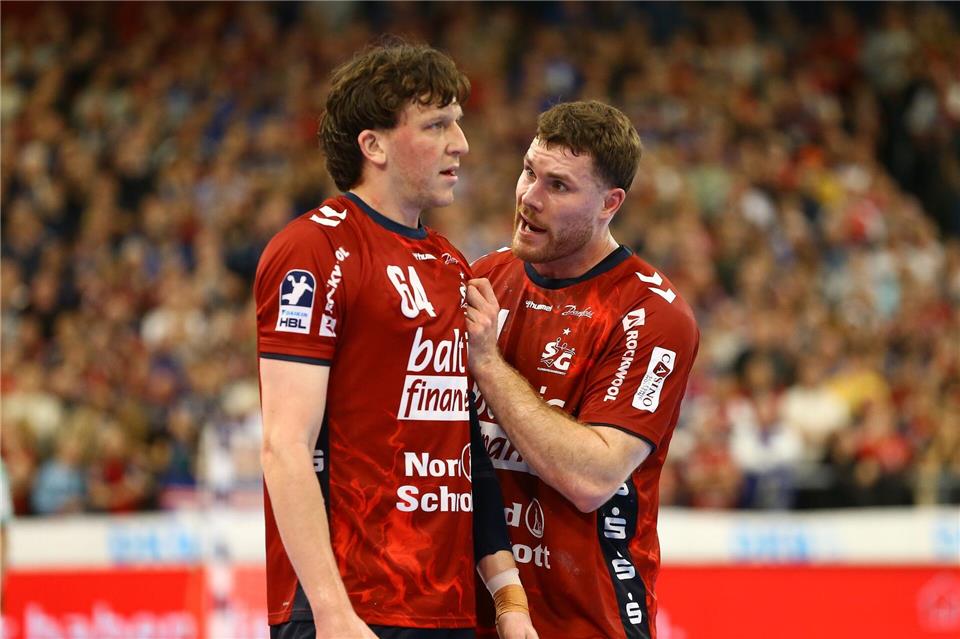 Johannes Golla (r) und Lasse Möller von der SG Flensburg-Handwitt spielten gegen die Rhein-Neckar Löwen. (Archivbild)Michael Hundt/dpa