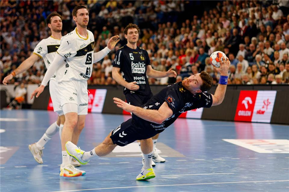 Johannes Golla und die SG Flensburg-Handewitt spielen am Samstag erneut Kiel.Frank Molter/dpa