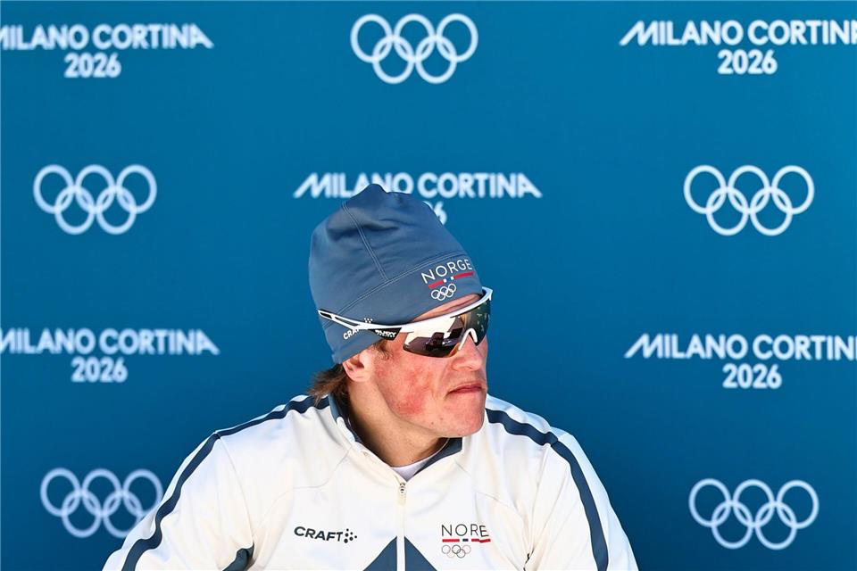 Johannes Hoesflot Klaebo musste auf Konkurrent Einar Hedegart warten, ehe sein Sieg feststand.Daniel Karmann/dpa