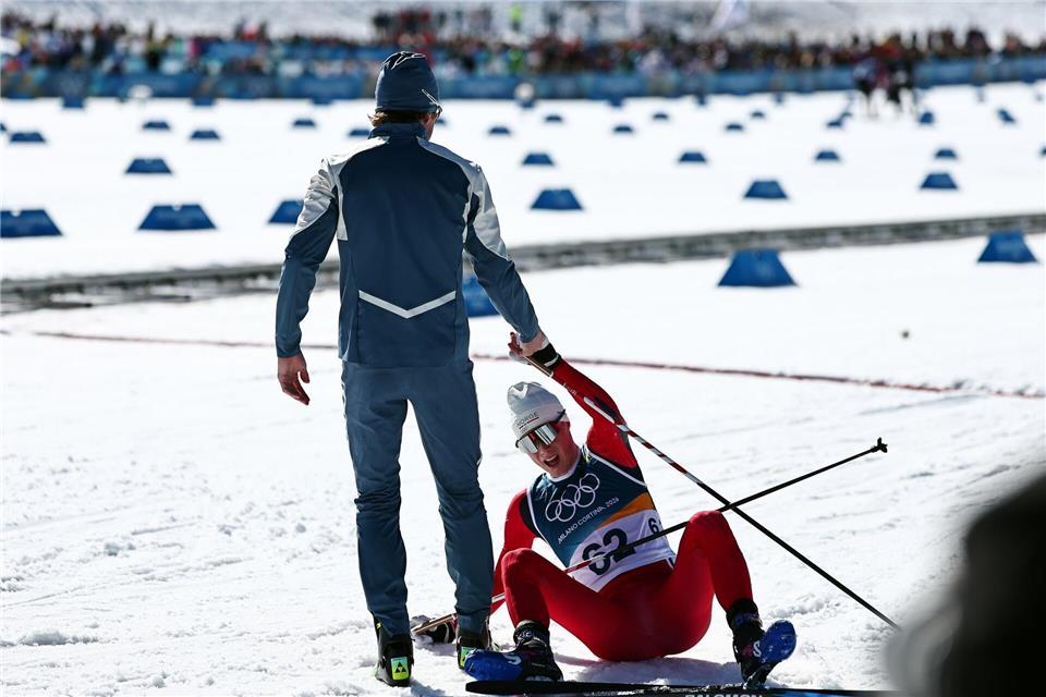 Johannes Hoesflot Klaebo zeigt sich in Tesero als fairer Sportsmann.Daniel Karmann/dpa