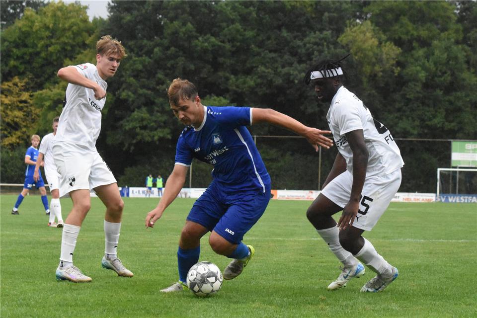 Johannes Koschmieder (Mitte) erzielte beide Gemener Treffer. Dass er beim Emsdettener Ausgleich zwischendurch das Kopfballduell mit Marius Klöpper verlor, konnte ihm sein Coach daher verzeihen.