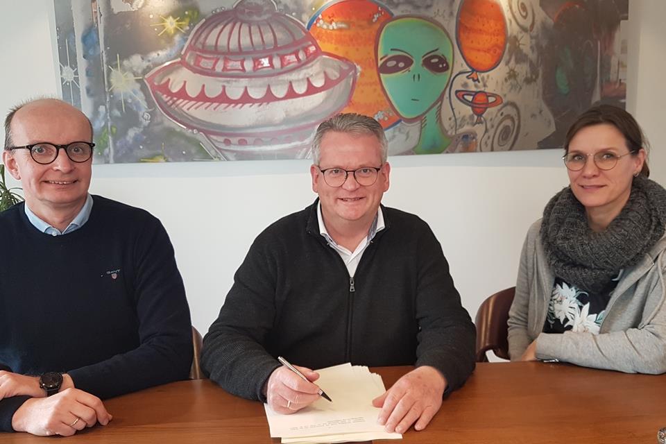 Johannes Kuhlmann, der erste Vorsitzende der Lebenshilfe, Bürgermeister Martin Tesing, und die zweite Vorsitzende Anja Versmold (v. l.) bei der Vertragsunterzeichnung.