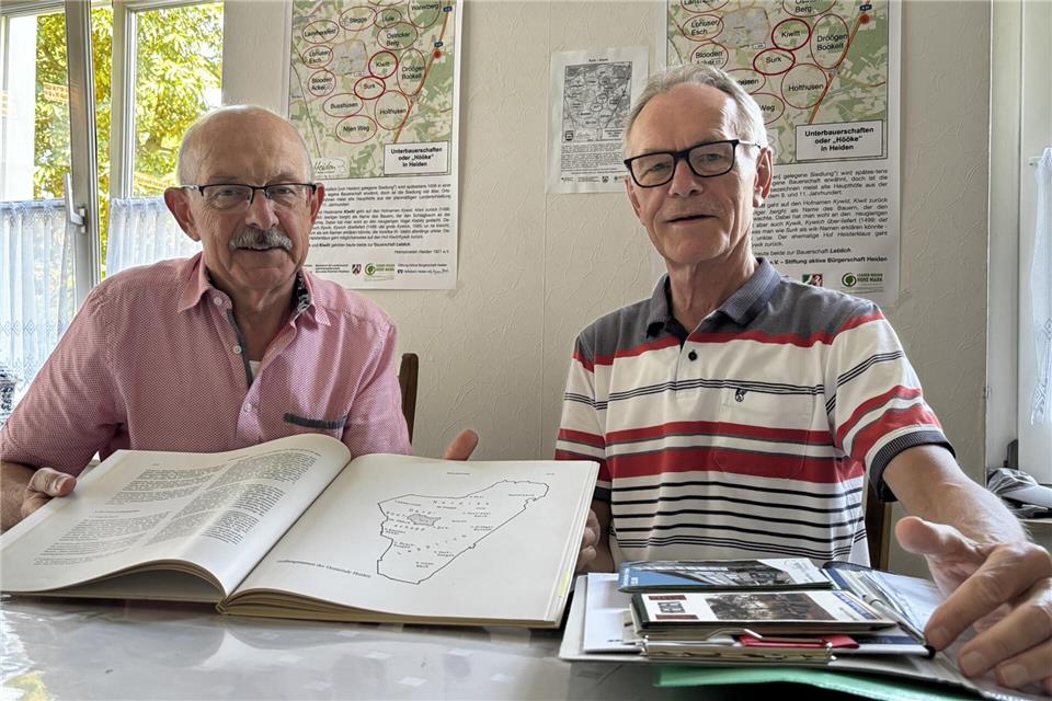 Johannes Lensing (links) und Hannes Schwitte mit der Urkarte von Heiden und Beispielen für Tafeln, die bald aufgestellt werden sollen.