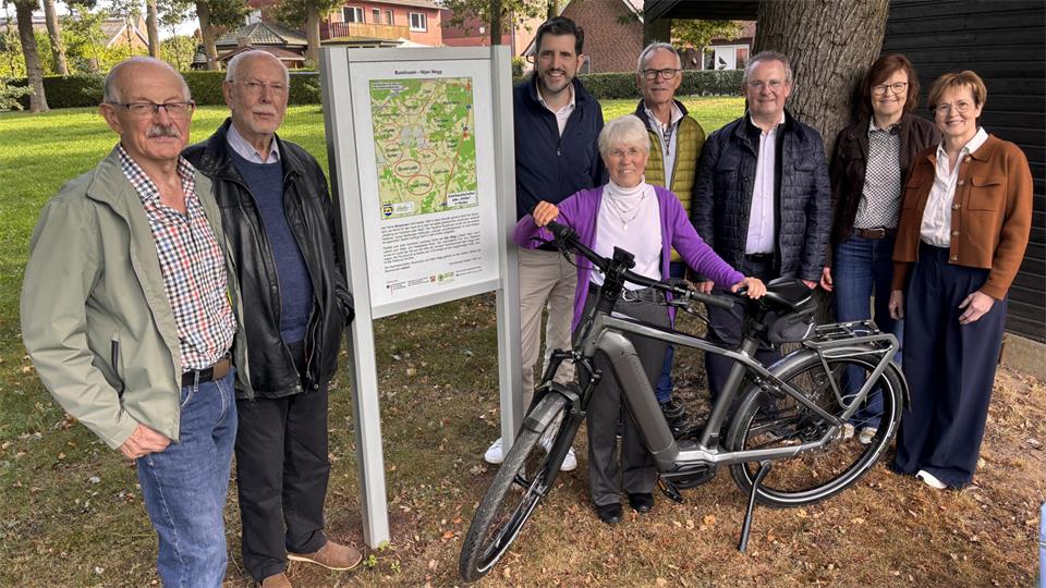 Johannes Lensing (von links), Prof. Dr. Ludger Kremer, Dr. Patrick Voßkamp, Annegret Klümper, Hannes Schwitte, Thorsten Groß, Maria Thesing und Angelika Brösterhaus an dem Hööke-Schild in Buschhausen.