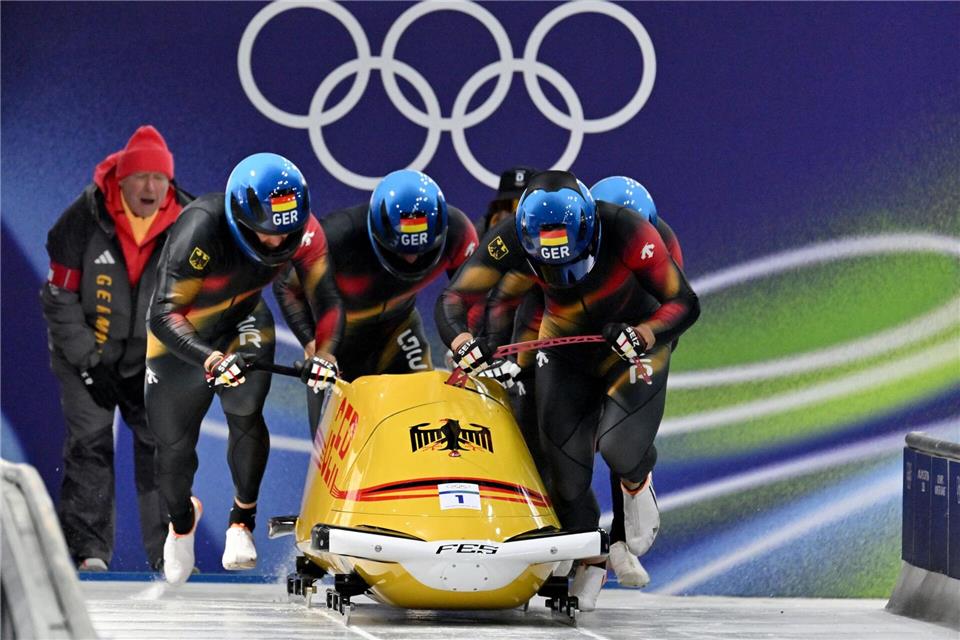 Johannes Lochner (Pilot), Thorsten Margis, Jörn Wenzel und Georg Fleischhauer legten im ersten Lauf Start- und Bahnrekord hin. Robert Michael/dpa