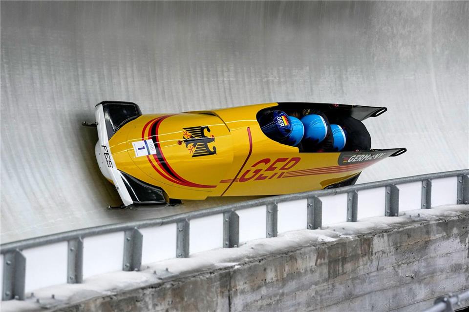 Johannes Lochner (Pilot), Thorsten Margis, Jörn Wenzel und Georg Fleischhauer holen sich Gold im Viererbob. Alessandra Tarantino/AP/dpa