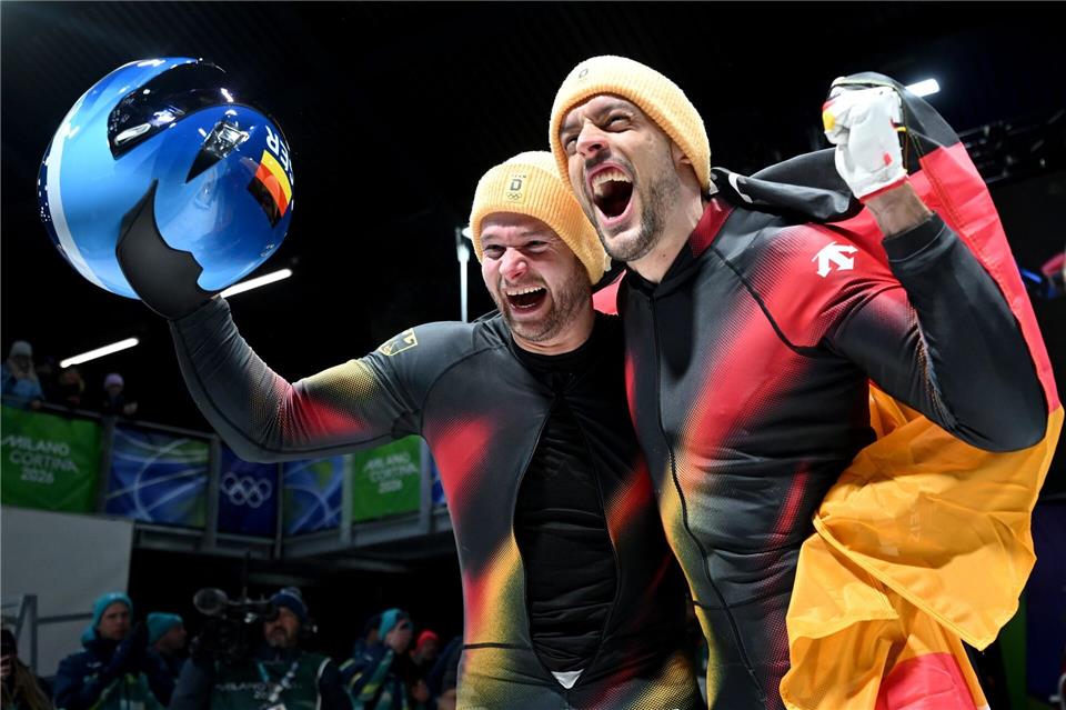 Johannes Lochner (Pilot, l) und Georg Fleischhauer (Deutschland) gewinnen im Zweierbob ihr erstes Olympia-Gold.Robert Michael/dpa