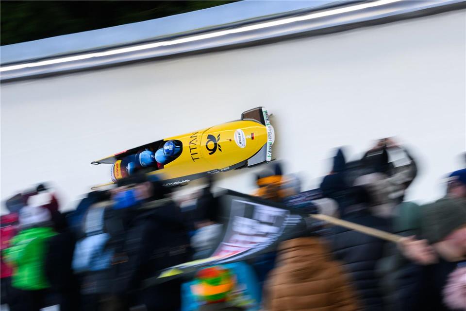 Johannes Lochner holt auch den Viererbob-Gesamtweltcup.Robert Michael/dpa
