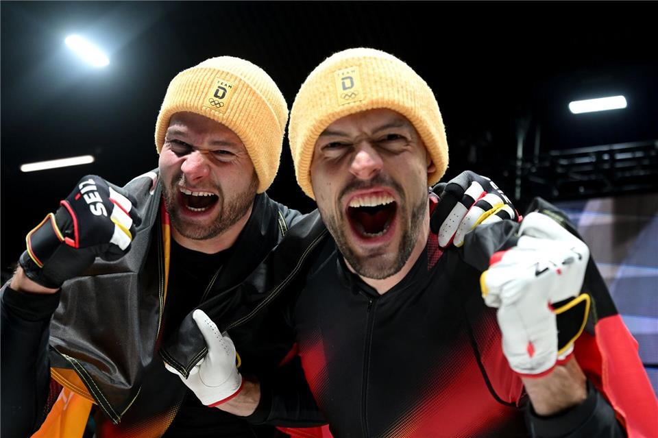 Johannes Lochner (l) und Georg Fleischhauer sind am Ziel: Gold im Zweierbob.Robert Michael/dpa