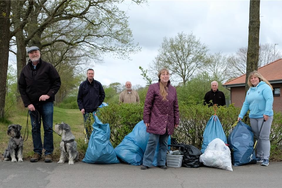 Johannes Lülf, Volker van Wasen, Wolfgang Warschewski, Uta Warschewski, Norbert Klanke und Sabrina Warschewski (v. li.) sind mit den Hunden Gassi gegangen und haben dabei Müll in der Landschaft gesammelt.
