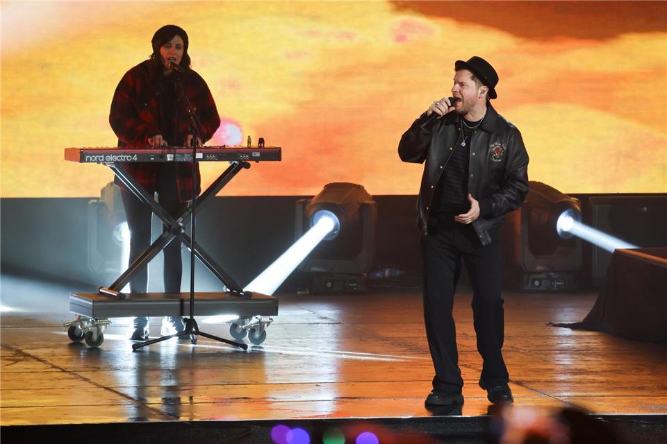 Johannes Oerding gehörte zu den Stars bei der Silvestershow. Christian Charisius/dpa