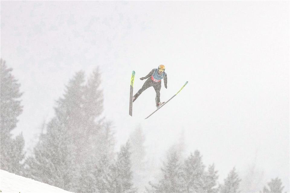 Johannes Rydzek (im Bild) und Vinzenz Geiger verschafften sich beim Springen eine starke Ausgangsposition.Matthias Schrader/AP/dpa