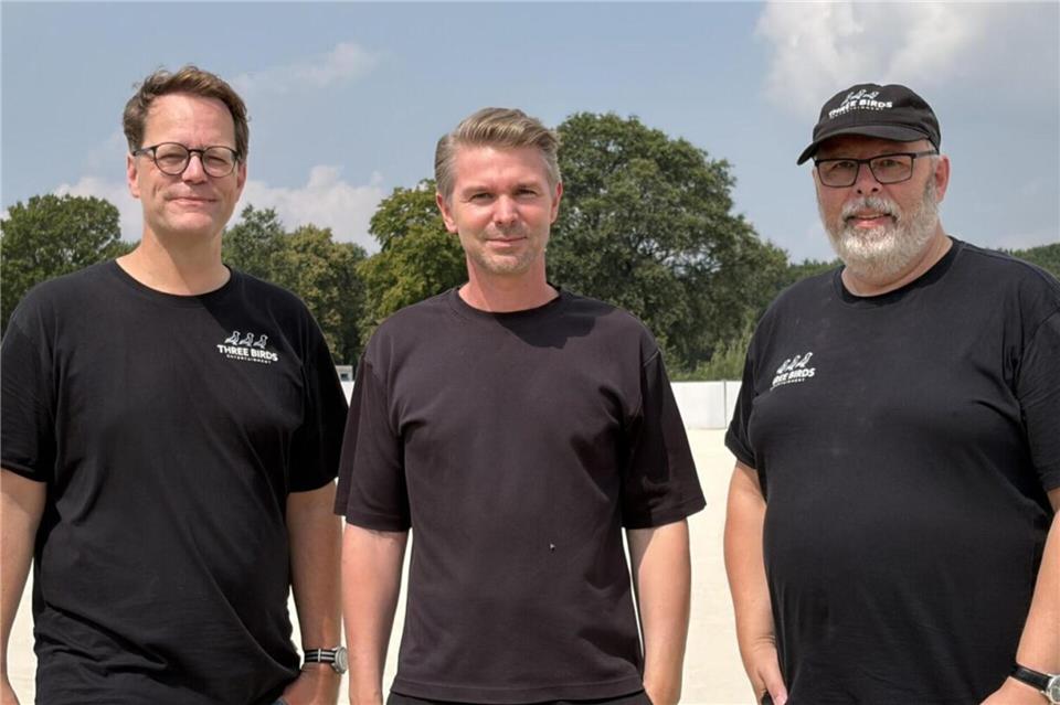 Johannes Seifer (l.), Hendrik Kemper und Martin Bienhüls (r.) wollen für den 20. Geburtstag des Dodgeball Beach Cups eine Mischung aus „Back to the roots“ und neuen Festivaltrends schaffen.