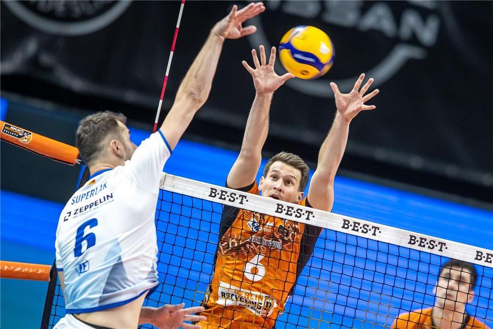 Johannes Tille (r) will mit den BR Volleys in der Champions League weiterziehen.Andreas Gora/dpa