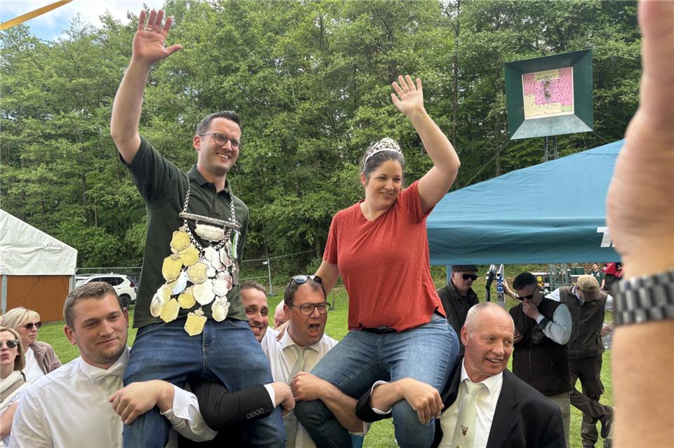 Johannes Wilger ist neuer Schützenkönig der St.-Hubertus-Schützen Ostendorf-Krückling. Carolin Ehling ist die neue Königin.