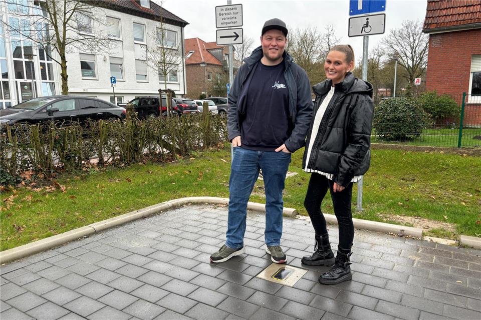 Johannes Wolf von der KAAW und Wirtschaftsförderin Natalie Jakubik erklären, wie die Parksensoren am Ärztehaus-Parkplatz funktionieren.