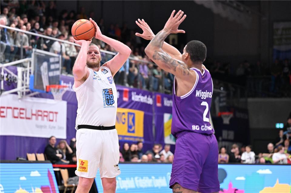John Bryant (l) ist nicht mehr Teil des MBC-Teams und geht nach Bremerhaven. (Archivbild)Swen Pförtner/dpa