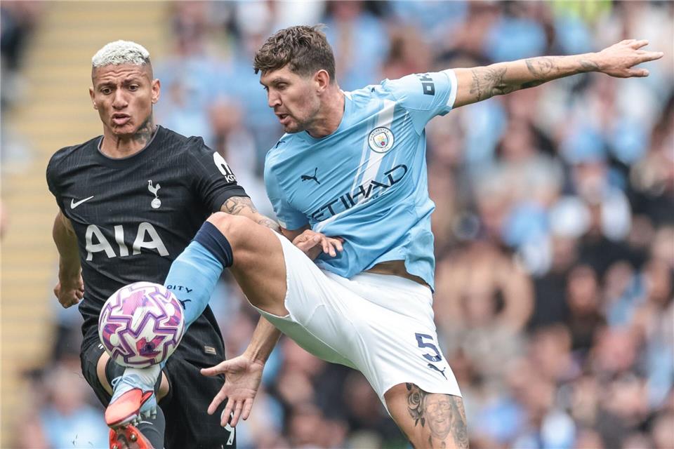 John Stones von Manchester City (r) im Duell mit Richarlison von Tottenham Hotspur.Mark Cosgrove/News Images via ZUMA Press Wire/dpa