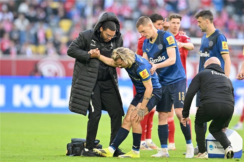 John Tolkin muss verletzt vom Platz. Anke Waelischmiller/dpa