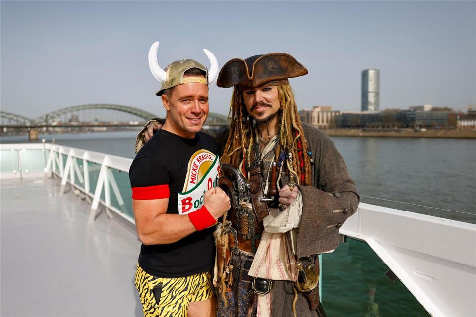 „Johnny Däpp“-Sänger und Johnny-Depp-Double schippern über den Rhein.Thomas Banneyer/dpa