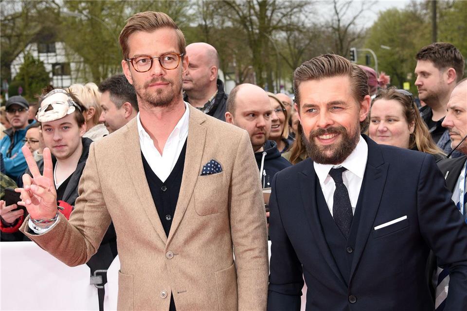 Joko Winterscheidt (l) und Klaas Heufer-Umlauf bleiben ihrem Haussender ProSieben treu.Henning Kaiser/dpa