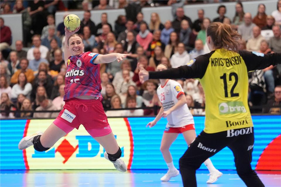 Jolina Huhnstock (l, Deutschland) wechselt zur neuen Saison zum Thüringer HC. (Archivbild)Marcus Brandt/dpa