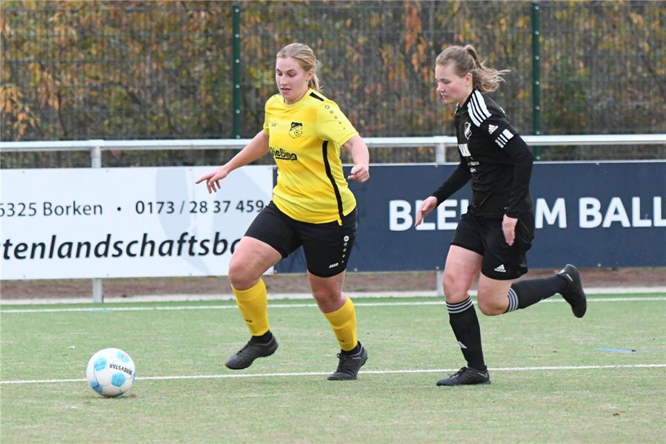 Joline Frohne (links) und der FC Marbeck haben heute Abend im Pokal den Regionalligisten SSV Rhade zu Gast.
