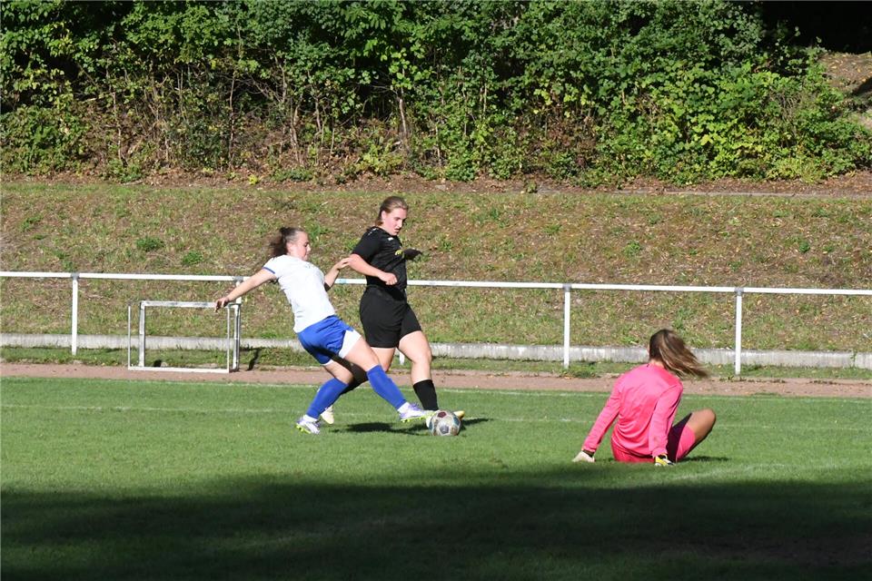 Joline Frohne (schwarzes Trikot) hat den Erfolg des FC Marbeck in Bochum Harpen mit ihrem Treffer eingeleitet