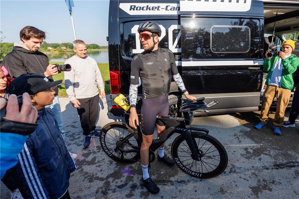 Jonas Deichmann will mit seiner Freundin Josefine Rutkowski auf dem Rad Europa umrunden. (Archivbild)Daniel Karmann/dpa