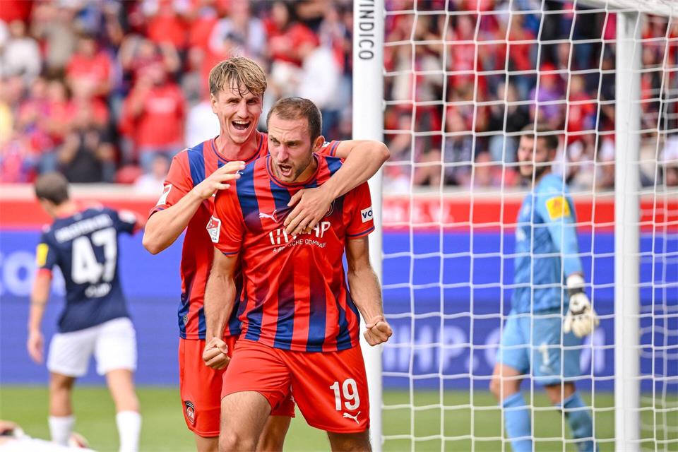 Jonas Föhrenbach erzielt für den 1. FC Heidenheim spät den Siegtreffer. Harry Langer/dpa