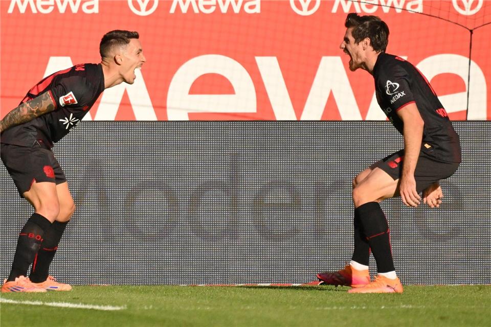Unbesiegt, aber unter Druck: Hjulmand und Bayer gegen PSG Jonas Hofmann (r) ist nicht für die Champions League gemeldet. Torsten Silz/dpa