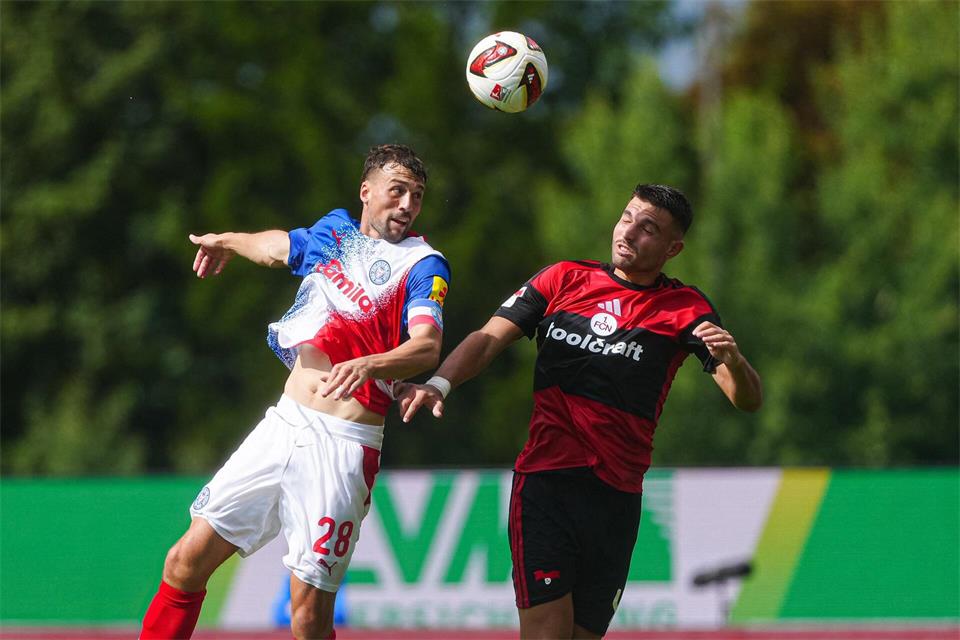 Jonas Meffert (Holstein Kiel, l) und Alexios Kalogeropoulos (1. FC Nürnberg) in Zweikampf.Marcel von Fehrn/dpa