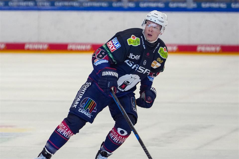 Jonas Müller erzielte das 1:0 der Eisbären Berlin beim Auswärtssieg in Bremerhaven. (Archivbild)Soeren Stache/dpa