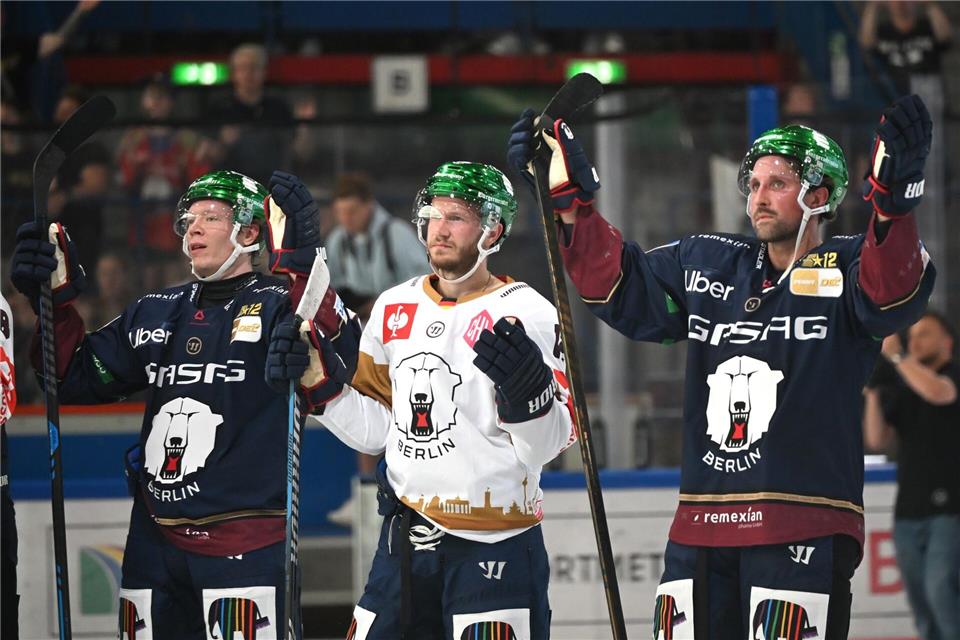 Jonas Müller (l-r), Eric Mik und Gabriel Fontaine genießen den öffentlichen Trainingsauftakt.Elisa Schu/dpa