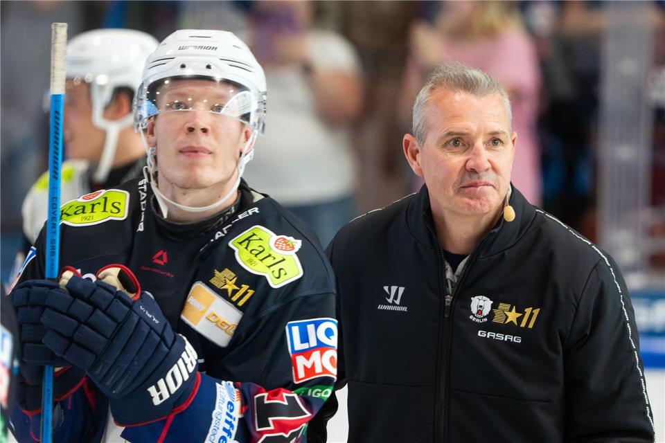 Jonas Müller und Cheftrainer Serge Aubin von den Eisbären Berlin können einen weiteren denkwürdigen Sieg in Köln feiern.Soeren Stache/dpa
