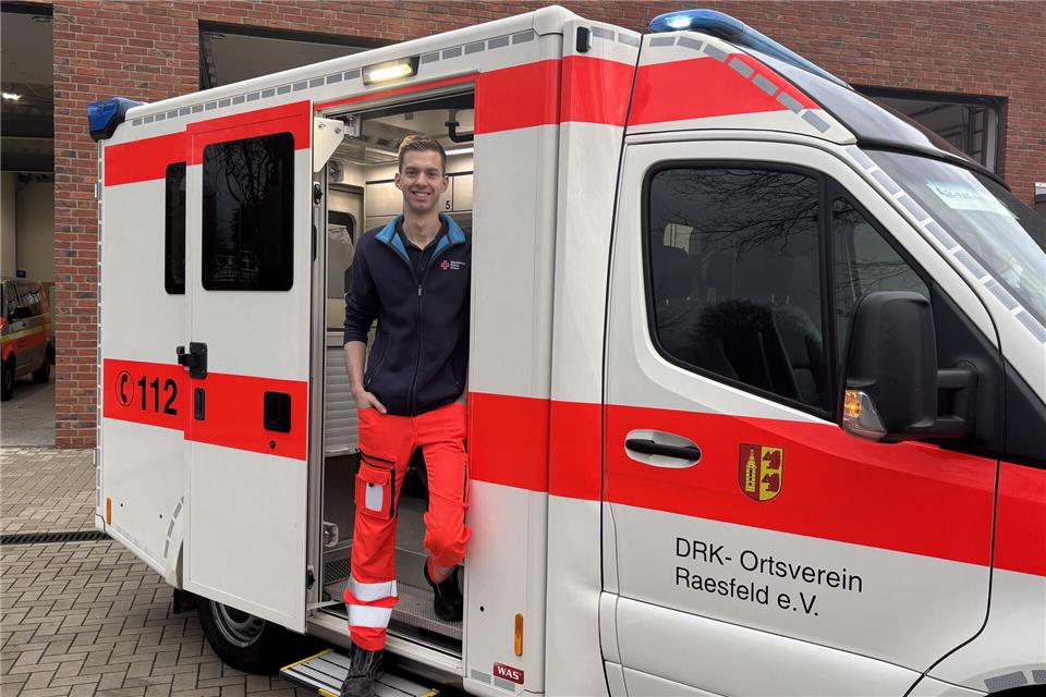 Jonas Schlegel und der Raesfelder DRK-Ortsverein freuen sich über das neue, modernere Fahrzeug.