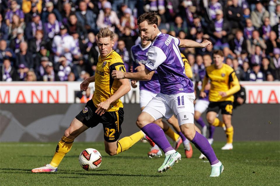 Jonas Sterner (links, Dynamo Dresden) im Zweikampf mit Robin Meißner (VfL Osnabrück).David Ebener/dpa