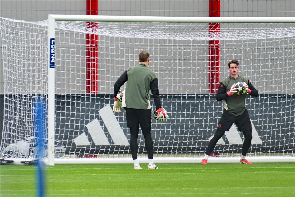 Jonas Urbig beim Abschlusstraining in Aktion, links Manuel Neuer.Malin Wunderlich/dpa