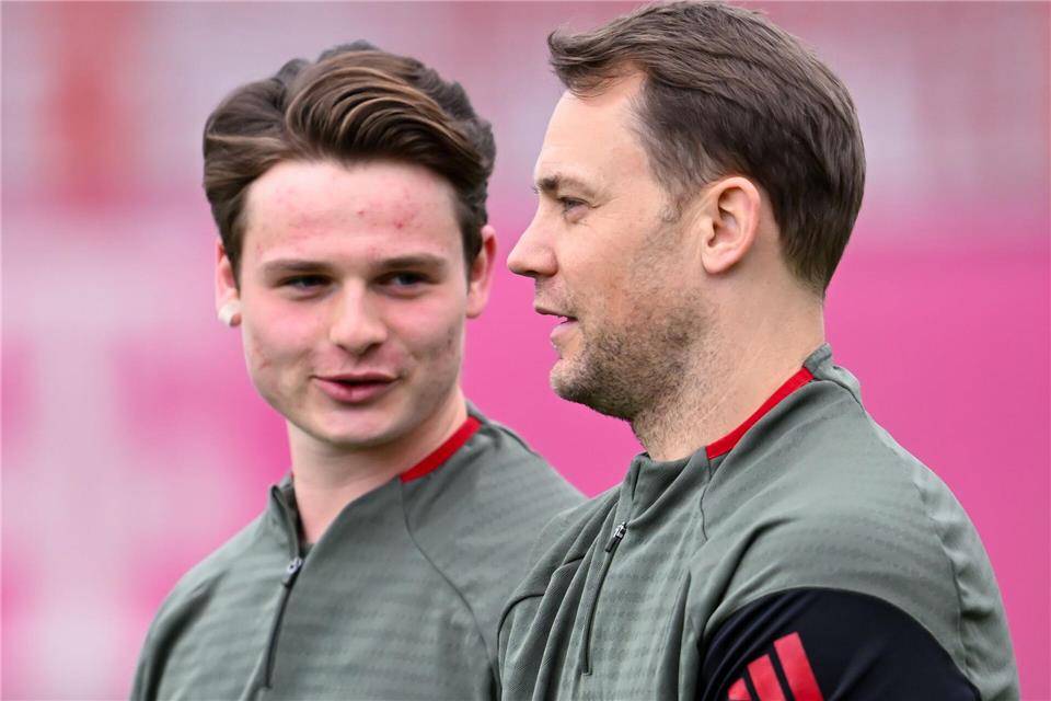 Jonas Urbig ist ein Kandidat für einen WM-Job, als Backup von Manuel Neuer (r.). (Archivbild) Sven Hoppe/dpa
