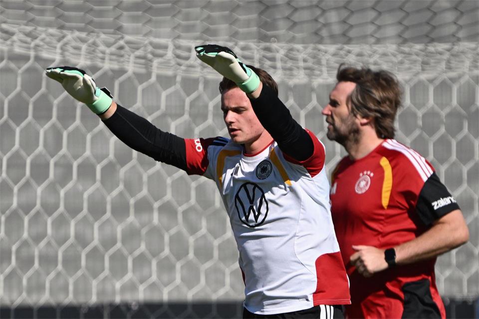 Jonas Urbig kann sich auf seinen ersten Länderspiel-Einsatz vorbereiten. Federico Gambarini/dpa