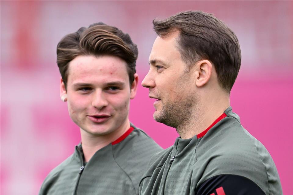 Jonas Urbig (l) soll in der kommenden Saison weiter von Manuel Neuer lernen. (Archivbild)Sven Hoppe/dpa