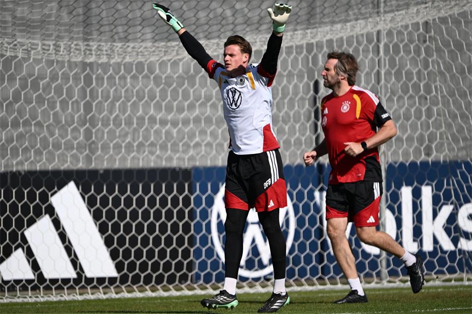 Jonas Urbig (l) steht vor seinem Debüt in der Nationalmannschaft. Federico Gambarini/dpa