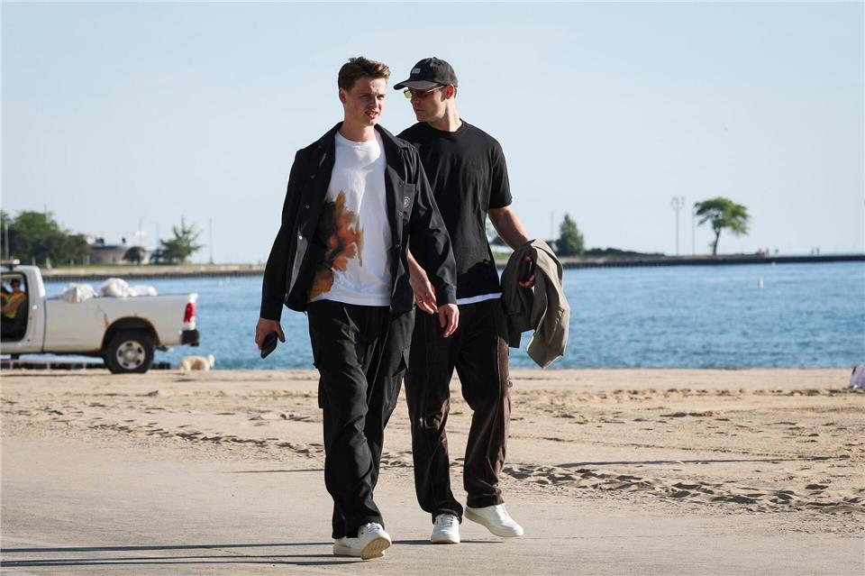 Jonas Urbig (l.) und Manuel Neuer (r.) gehen am Lake Michigan spazieren. Christian Charisius/dpa