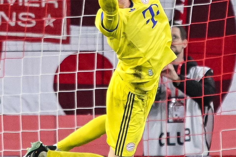 Jonas Urbig wird auch im Pokal wieder im Bayern-Tor stehen. Manuel Neuer fehlt weiter angeschlagen. (Archivbild)Harry Langer/dpa