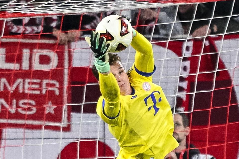 Jonas Urbig wird auch im Pokal wieder im Bayern-Tor stehen. Harry Langer/dpa